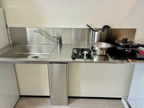 Refrigerador, microondas, parrilla de estufa y utensilios de cocina 