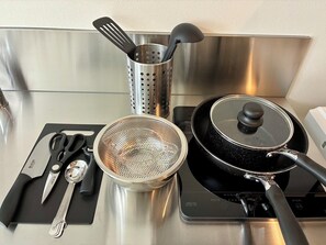 Refrigerador, microondas, parrilla de estufa y utensilios de cocina 