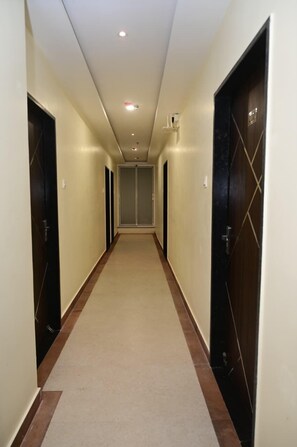 Habitación doble Deluxe, vista a la ciudad | Área de sala de estar