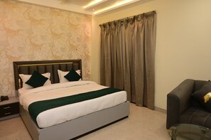 Deluxe Double Room, City View | Living area