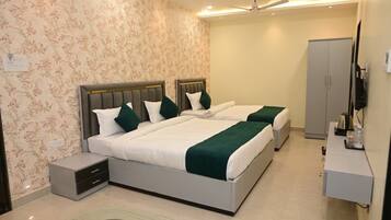 Deluxe Double Room, City View | Living area