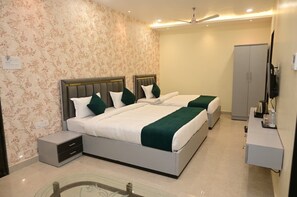 Habitación doble Deluxe, vista a la ciudad | Área de sala de estar