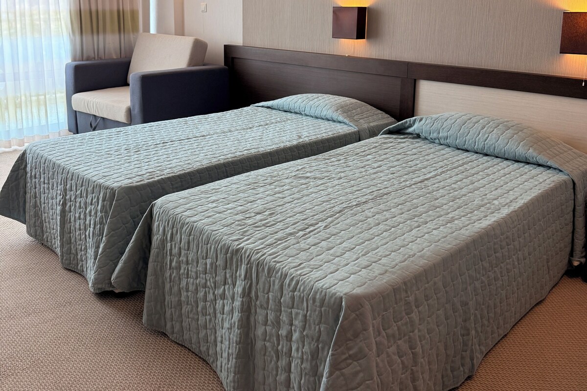 Standard Double or Twin Room, 2 Single Beds, Balcony, Park View | Room amenity