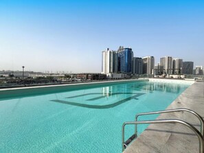 Outdoor pool, pool umbrellas, sun loungers - bnbme - Trillionaire Residences - STUDIO (Dubai)