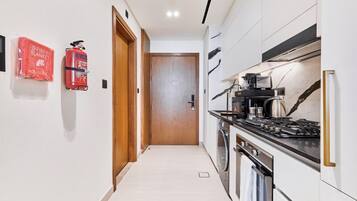Premium Studio, Canal View | Private kitchen | Fridge, microwave, oven, stovetop