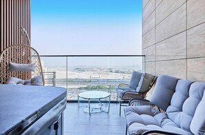 Premium Studio, Canal View | Balcony - bnbme - Trillionaire Residences - STUDIO (Dubai)