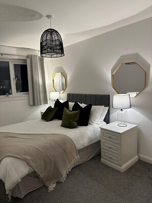 3 عدّة غرف نوم ومكواة/لوح كي وخدمة الإنترنت وملاءات أسرّة