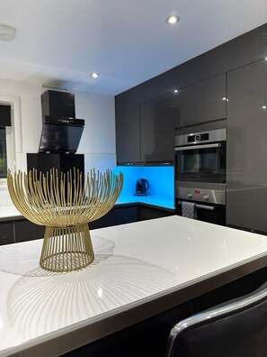 ثلاجة، ميكروويف، فرن، غسالة أطباق