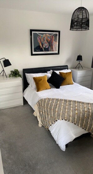 3 bedrooms, iron/ironing board, internet, bed sheets