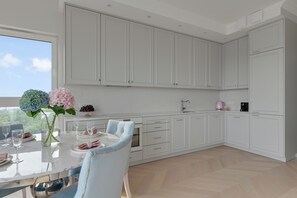 Apartamento luxo, vista para a colina | Cozinha americana privada | Cafeteira/chaleira, chaleira elétrica, cadeirão de bebê