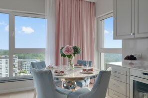 Dining room - Magellana Glamour & Green Hill View by Downtown Apartments (Gdańsk)