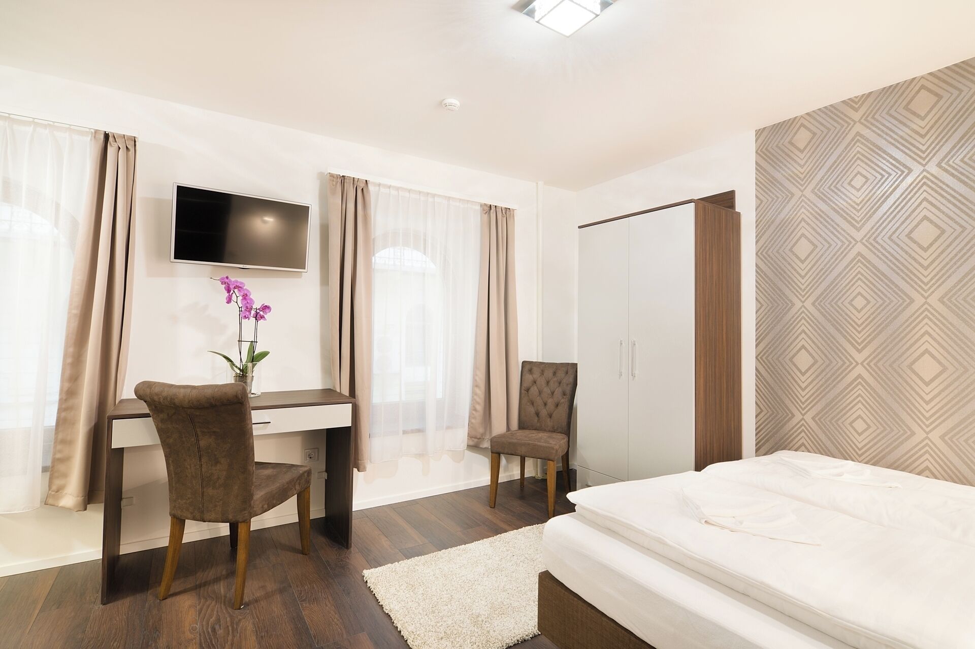 Een kluis op de kamer, geluiddichte muren, een strijkplank/strijkijzer