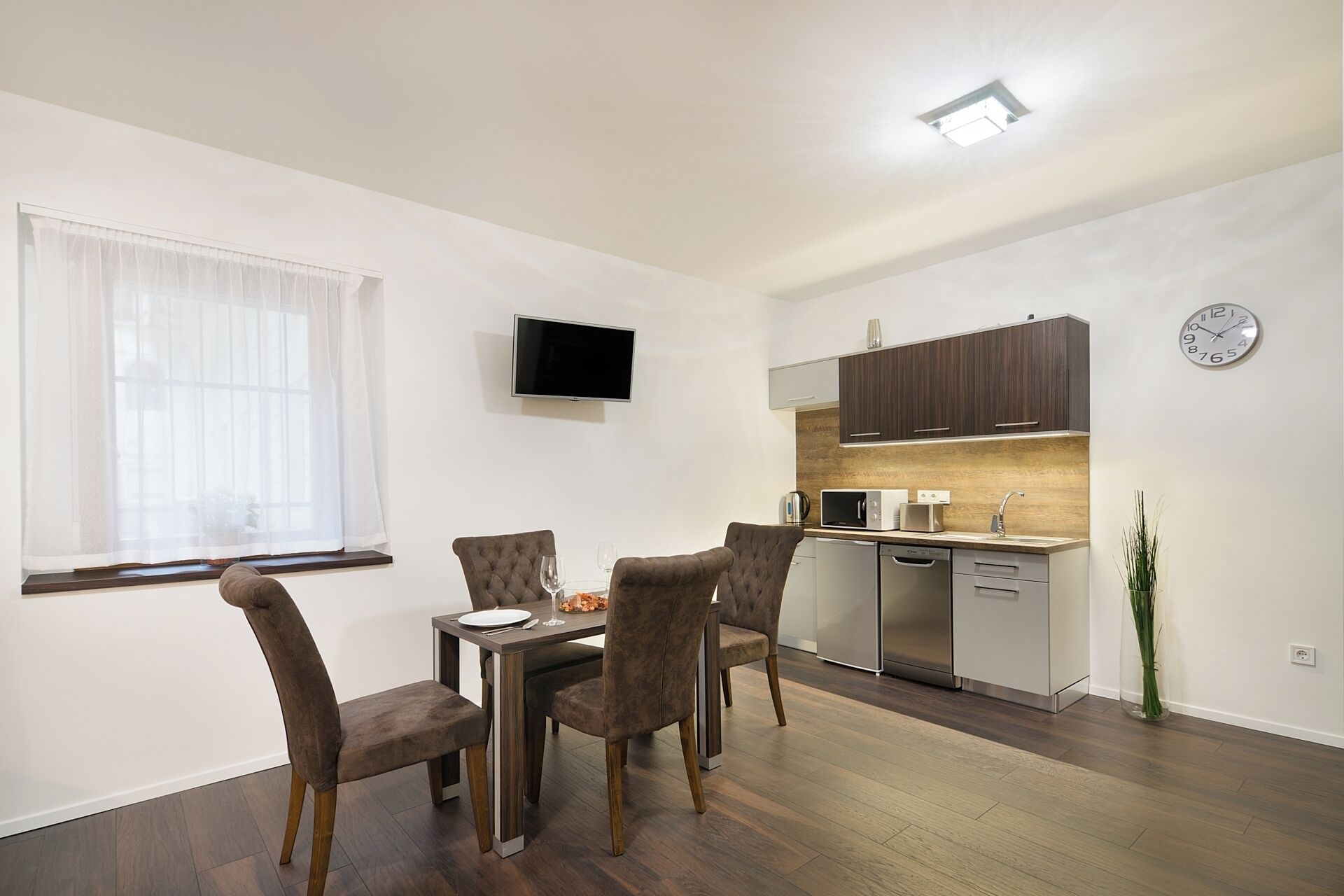 标准双人房, 庭院景观 | 客房内保险箱、隔音、熨斗/熨板、床单