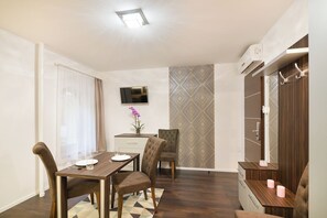 Apartamento, vista para o pátio | Área de estar | TV de tela plana 32 polegadas com canais a cabo