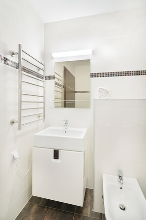 Ducha, artículos de tocador gratuitos, pantuflas, jabón