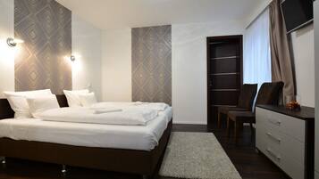 Standard Room, Courtyard View | In-room safe, soundproofing, iron/ironing board, bed sheets