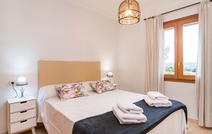 6 bedrooms, travel crib, free WiFi