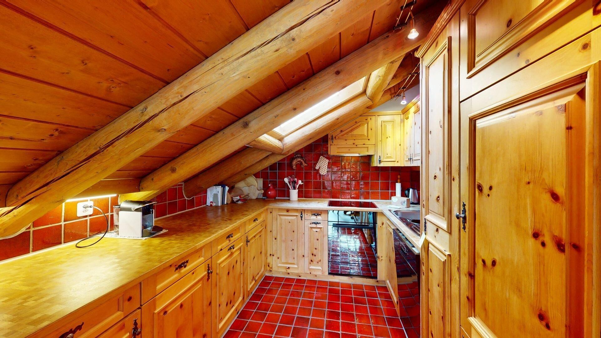 Een koelkast, een oven, een kookplaat, een vaatwasser