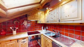 Fridge, oven, stovetop, dishwasher - Chesa Champagnoula Apartment – Attic Apartment in Celerina, Engadin. (Celerina/Schlarigna)
