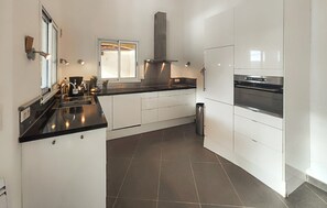 Fridge, oven, dishwasher, coffee/tea maker