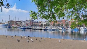 A marina with boats docked, a sandy beach, and seagulls. - Beautiful apartment in Dunkerque with WiFi (Dunkerque)