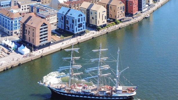 A tall ship docked at a harbor with buildings in the background. - Beautiful apartment in Dunkerque with WiFi (Dunkerque)