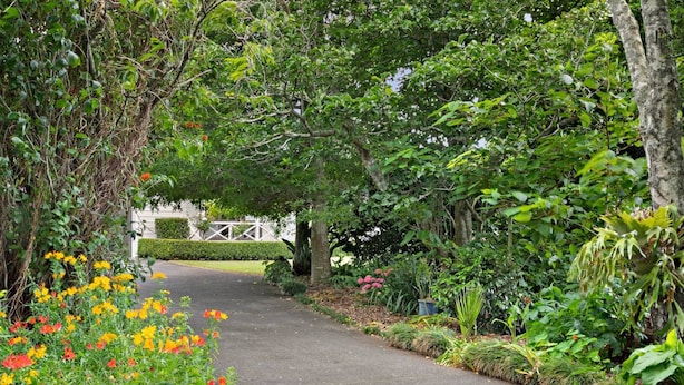 Unclassified image, 1 of 13, button - Farm House Close to Town (Pukekohe)