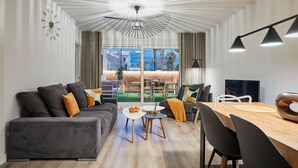 Un salon moderne avec un canapé, une table basse et un coin repas.
