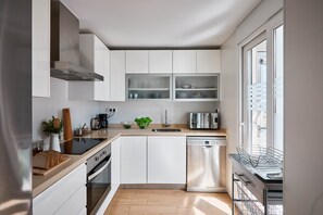 Een koelkast, een microgolfoven, een oven, een kookplaat