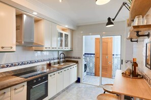 Jääkaappi, mikroaaltouuni, uuni, liesi