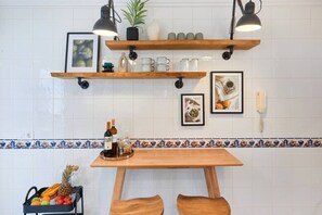 A kitchen with wooden shelves, a table, and a fruit basket. - San Pedro de Pinatar (San Pedro del Pinatar)