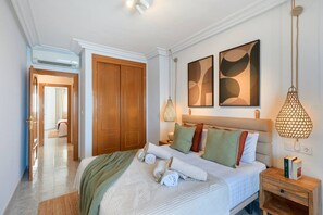 A hotel bedroom with a bed, pillows, a bedside table, and artwork on the wall. - San Pedro de Pinatar (San Pedro del Pinatar)
