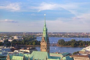 Kaupunkikuva, jossa näkyy selkeästi korkea torni ja joki.