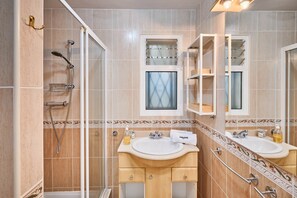 Handtücher, Seife, Shampoo, Toilettenpapier