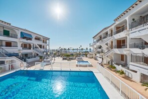 Un hôtel doté d’une piscine centrale, de nombreux balcons et offrant une vue dégagée sur la plage.