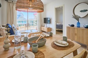 Unclassified image, 4 of 12, button - Esmeralda 13 (Calp)