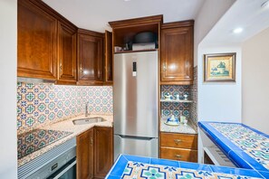 Fridge, stovetop, coffee/tea maker, electric kettle
