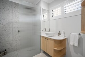Haartrockner, Handtücher, Seife, Shampoo