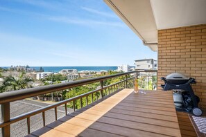 Outdoor dining - Acqua Vista at Kings Beach (Kings Beach)