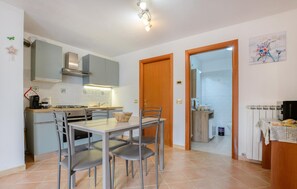 Geladeira, micro-ondas, cooktop, lava-louças