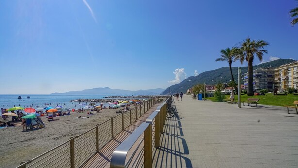 A beach with a promenade, umbrellas, and palm trees. - Lovely home in Chiavari with WiFi (Chiavari)