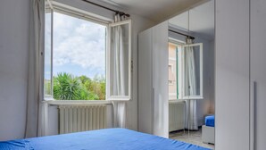 A bedroom with a bed, a window, a radiator, and a mirror. - Lovely home in Chiavari with WiFi (Chiavari)