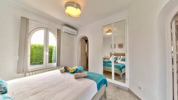 4 slaapkamers, een kluis op de kamer, een strijkplank/strijkijzer