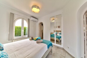 4 slaapkamers, een kluis op de kamer, een strijkplank/strijkijzer