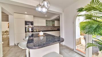 Frigorífico, microondas, horno y placa de cocina