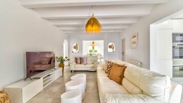 Een smart-tv, een open haard, een tafeltennistafel en een stereo