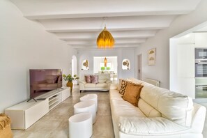 Een smart-tv, een open haard, een tafeltennistafel en een stereo