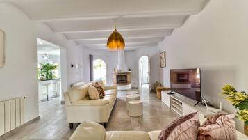 Una Smart TV, una chimenea, una mesa de tenis de mesa