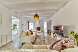 Una Smart TV, una chimenea, una mesa de tenis de mesa