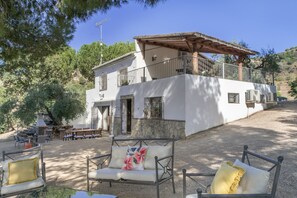 Terrace/patio - Rural House 'Las Mimosas Ronda' with Mountain Views, Wi-Fi, and Air Conditioning (Ronda)